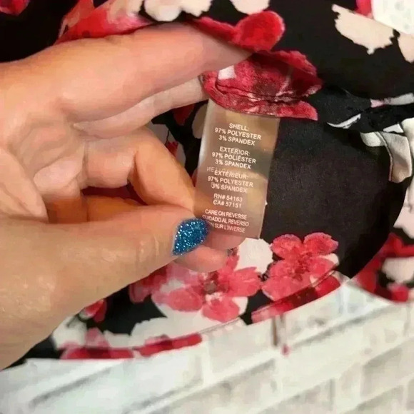 Calvin Kline blouse size small petal style sleeves with ties red black floral - Picture 6 of 6